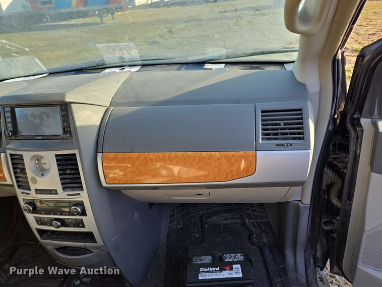 image for item EQ3884 2008 Chrysler Town & Country  van