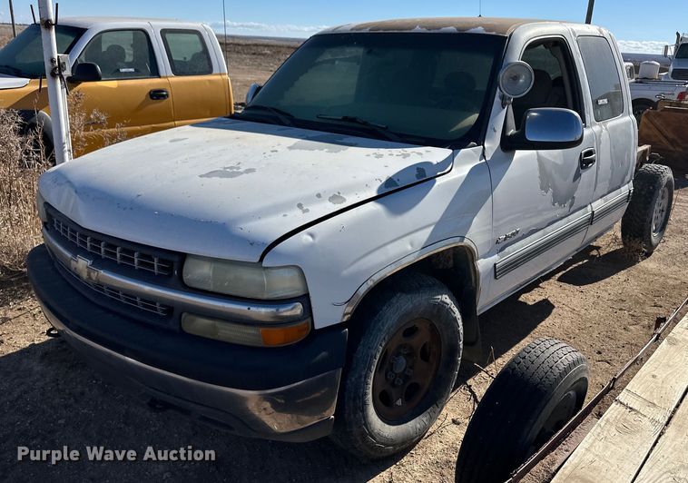 image for item ER8589 2002 Chevrolet Silverado 1500 Ext. Cab pickup truck cab and chassis