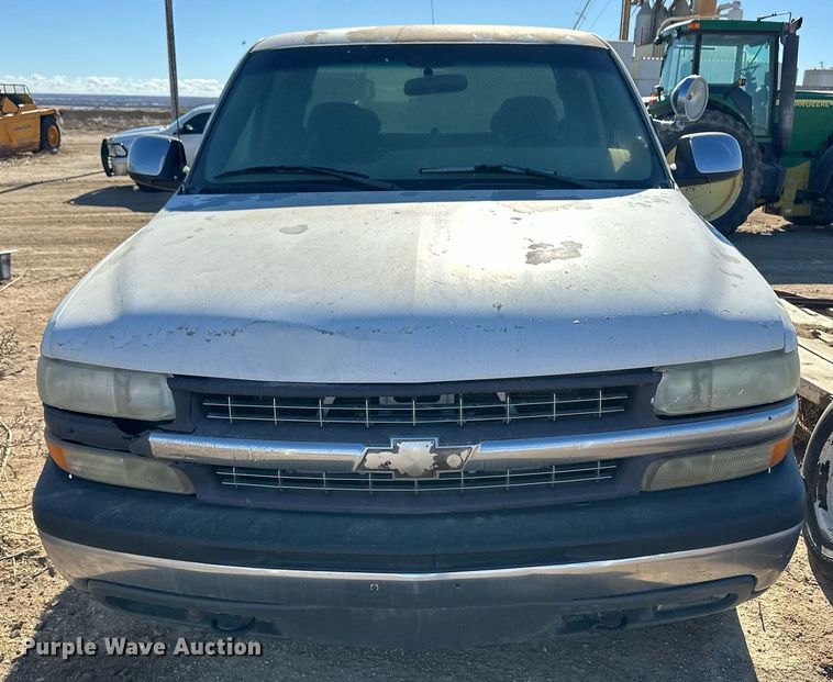 image for item ER8589 2002 Chevrolet Silverado 1500 Ext. Cab pickup truck cab and chassis