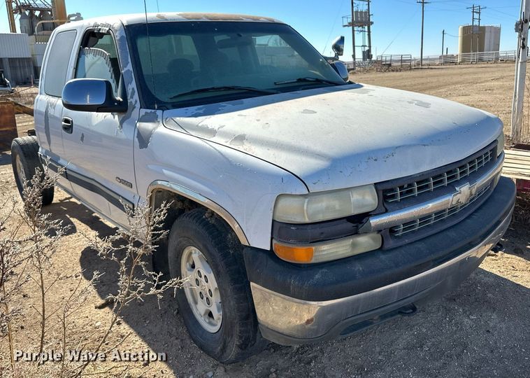 image for item ER8589 2002 Chevrolet Silverado 1500 Ext. Cab pickup truck cab and chassis
