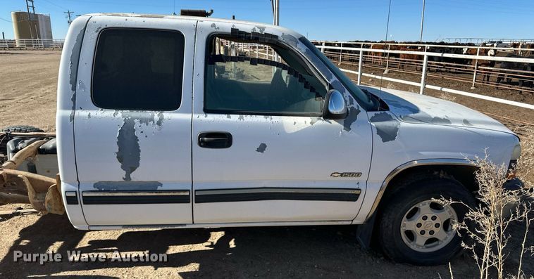 image for item ER8589 2002 Chevrolet Silverado 1500 Ext. Cab pickup truck cab and chassis