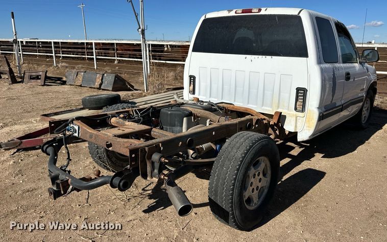 image for item ER8589 2002 Chevrolet Silverado 1500 Ext. Cab pickup truck cab and chassis