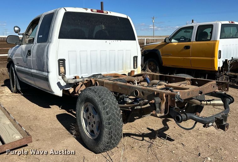 image for item ER8589 2002 Chevrolet Silverado 1500 Ext. Cab pickup truck cab and chassis