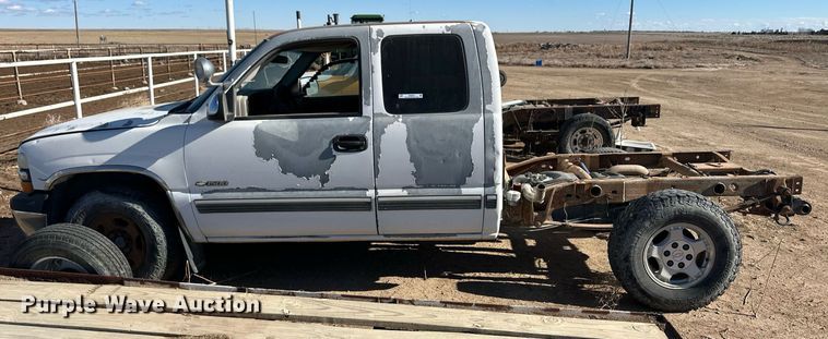 image for item ER8589 2002 Chevrolet Silverado 1500 Ext. Cab pickup truck cab and chassis