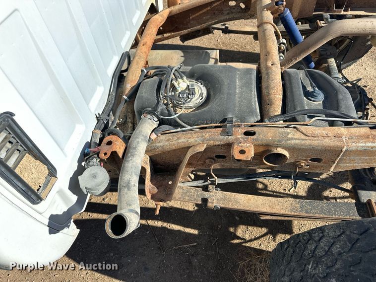 image for item ER8589 2002 Chevrolet Silverado 1500 Ext. Cab pickup truck cab and chassis