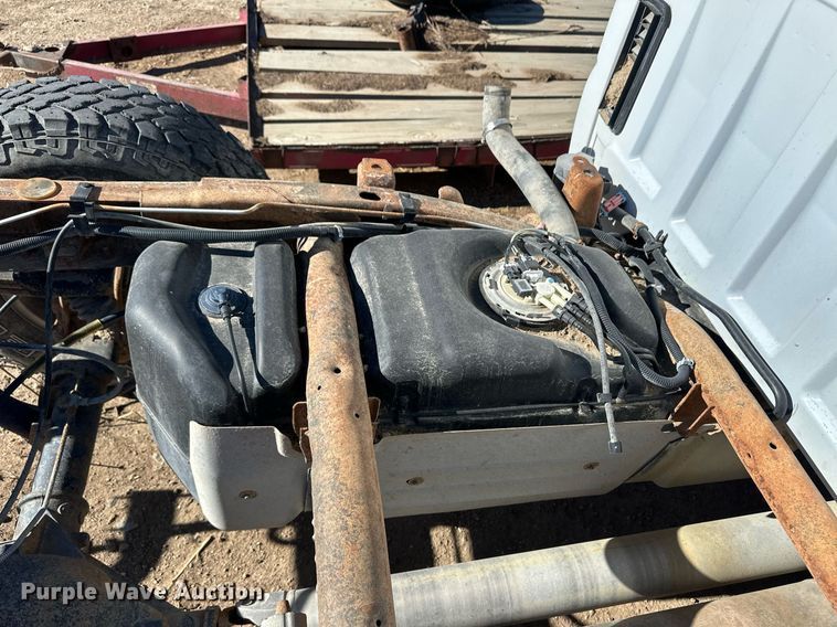 image for item ER8589 2002 Chevrolet Silverado 1500 Ext. Cab pickup truck cab and chassis