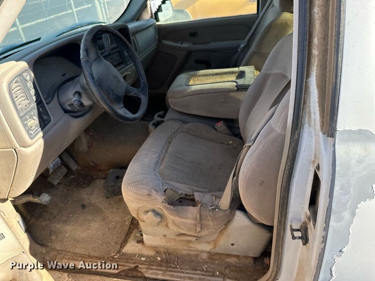 image for item ER8589 2002 Chevrolet Silverado 1500 Ext. Cab pickup truck cab and chassis