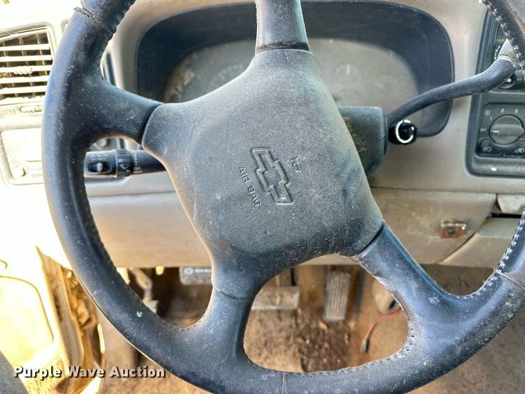 image for item ER8589 2002 Chevrolet Silverado 1500 Ext. Cab pickup truck cab and chassis