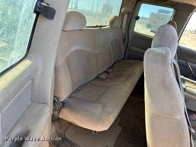 image for item ER8589 2002 Chevrolet Silverado 1500 Ext. Cab pickup truck cab and chassis