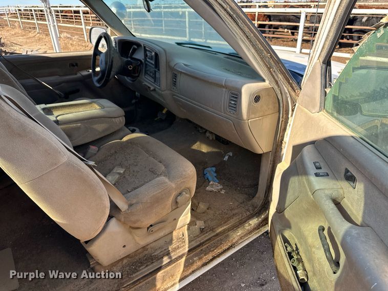 image for item ER8589 2002 Chevrolet Silverado 1500 Ext. Cab pickup truck cab and chassis