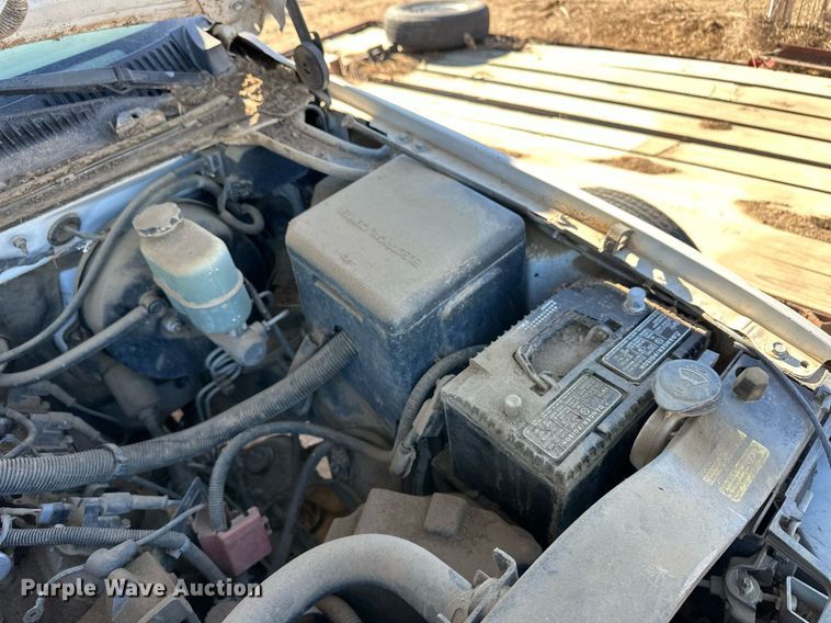 image for item ER8589 2002 Chevrolet Silverado 1500 Ext. Cab pickup truck cab and chassis