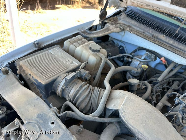 image for item ER8589 2002 Chevrolet Silverado 1500 Ext. Cab pickup truck cab and chassis