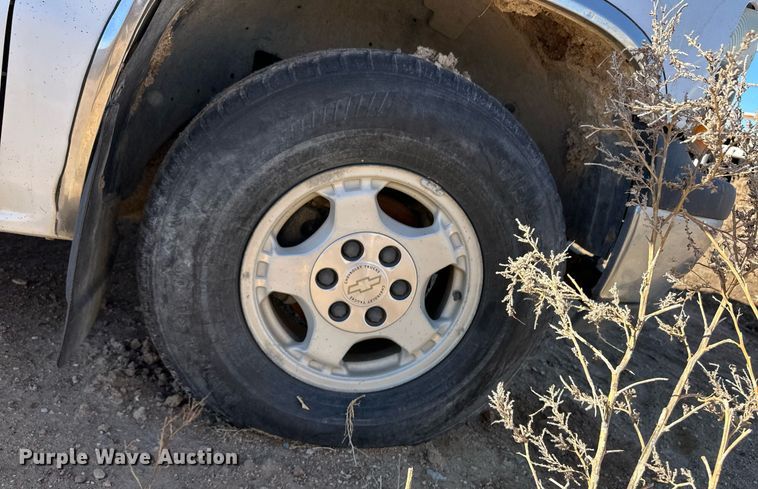 image for item ER8589 2002 Chevrolet Silverado 1500 Ext. Cab pickup truck cab and chassis