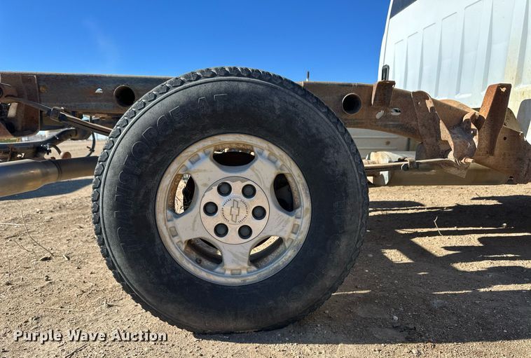 image for item ER8589 2002 Chevrolet Silverado 1500 Ext. Cab pickup truck cab and chassis