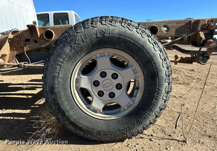 image for item ER8589 2002 Chevrolet Silverado 1500 Ext. Cab pickup truck cab and chassis