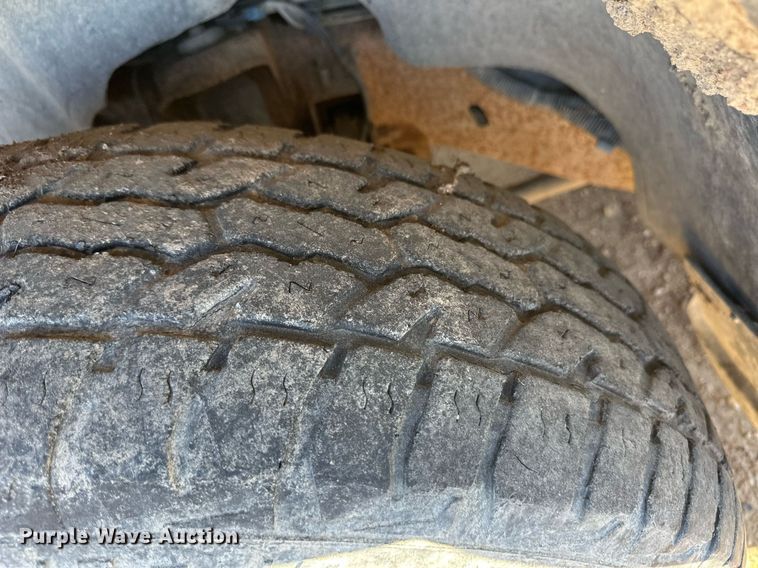 image for item ER8589 2002 Chevrolet Silverado 1500 Ext. Cab pickup truck cab and chassis