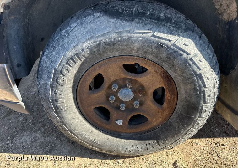 image for item ER8589 2002 Chevrolet Silverado 1500 Ext. Cab pickup truck cab and chassis