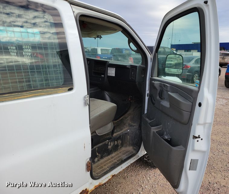 image for item NB9777 2008 GMC Savana G2500 van