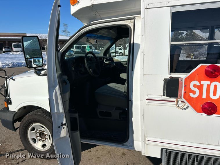 image for item NJ9739 2003 Chevrolet Express 3500 school bus