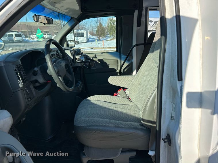 image for item NJ9739 2003 Chevrolet Express 3500 school bus
