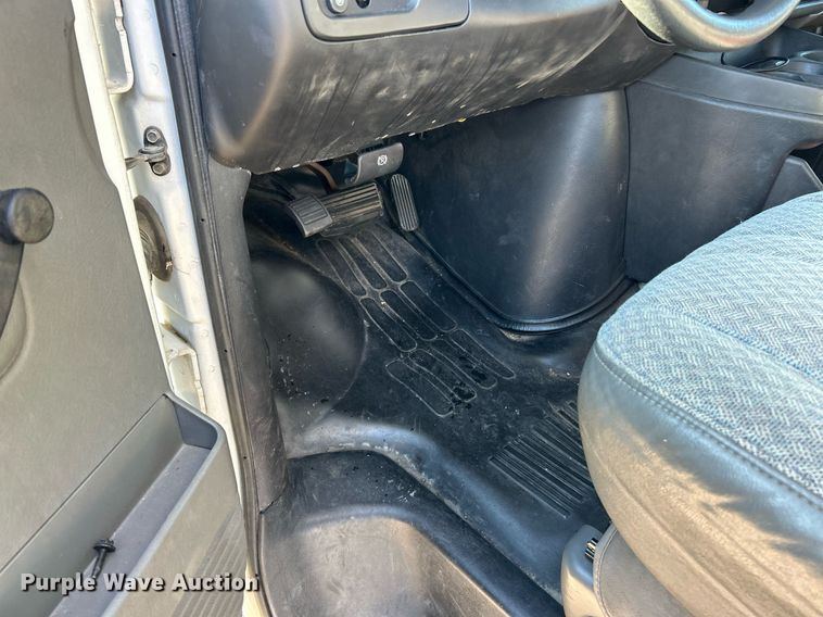 image for item NJ9739 2003 Chevrolet Express 3500 school bus