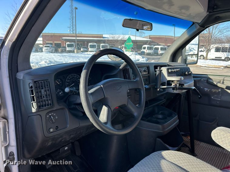 image for item NJ9739 2003 Chevrolet Express 3500 school bus