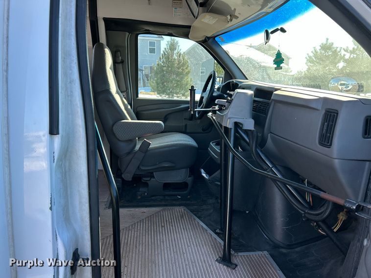 image for item NJ9739 2003 Chevrolet Express 3500 school bus