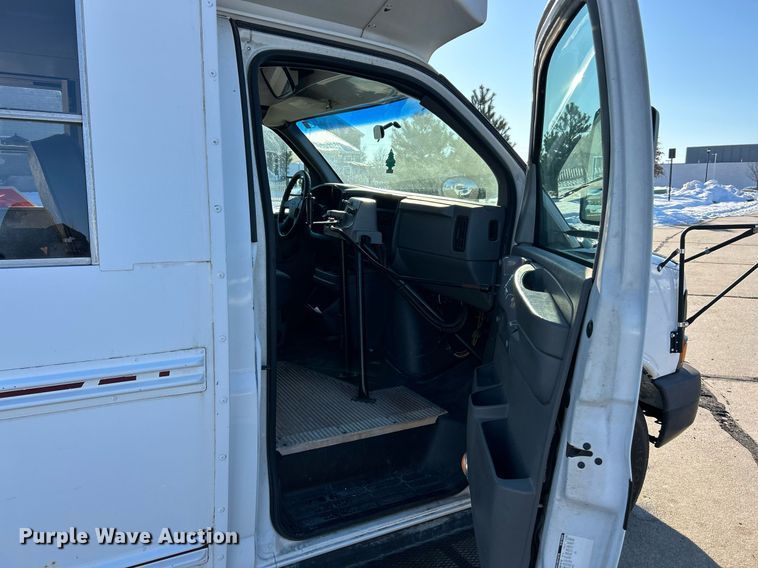 image for item NJ9739 2003 Chevrolet Express 3500 school bus