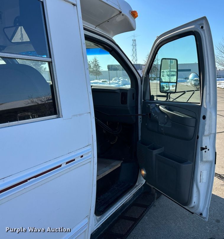 image for item NJ9739 2003 Chevrolet Express 3500 school bus