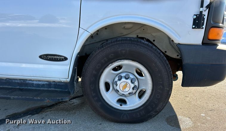 image for item NJ9739 2003 Chevrolet Express 3500 school bus