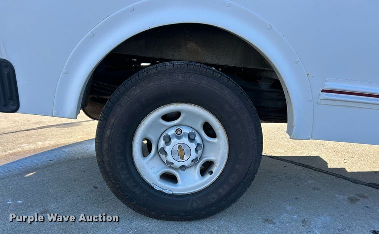 image for item NJ9739 2003 Chevrolet Express 3500 school bus