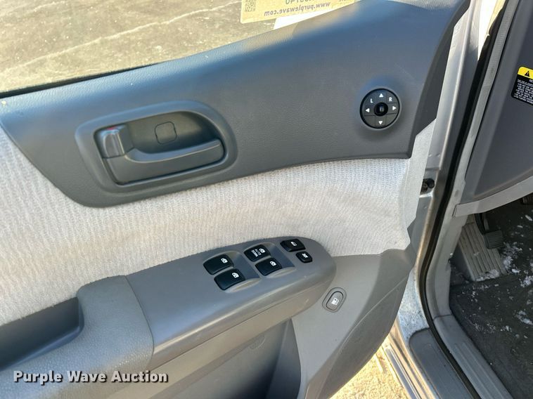 image for item NJ9740 2007 Kia Sedona LX van