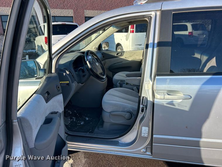 image for item NJ9740 2007 Kia Sedona LX van