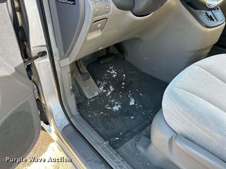 image for item NJ9740 2007 Kia Sedona LX van