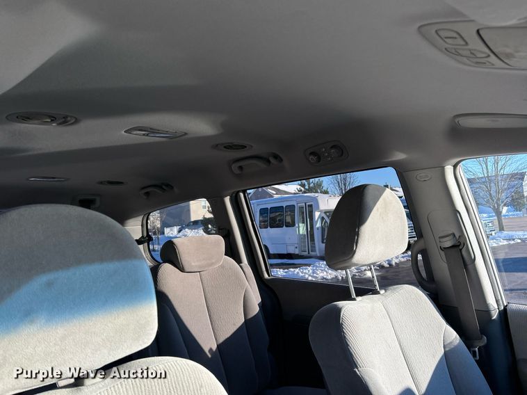image for item NJ9740 2007 Kia Sedona LX van