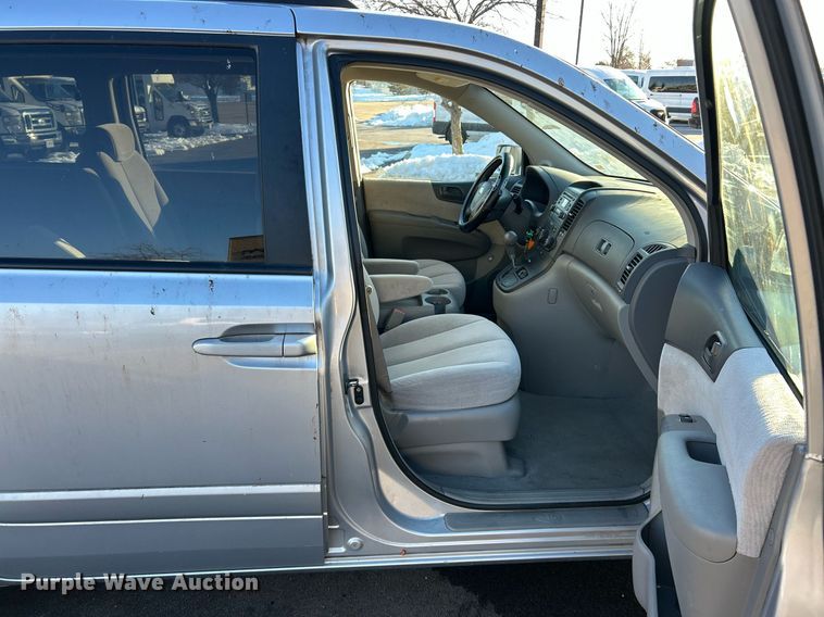 image for item NJ9740 2007 Kia Sedona LX van