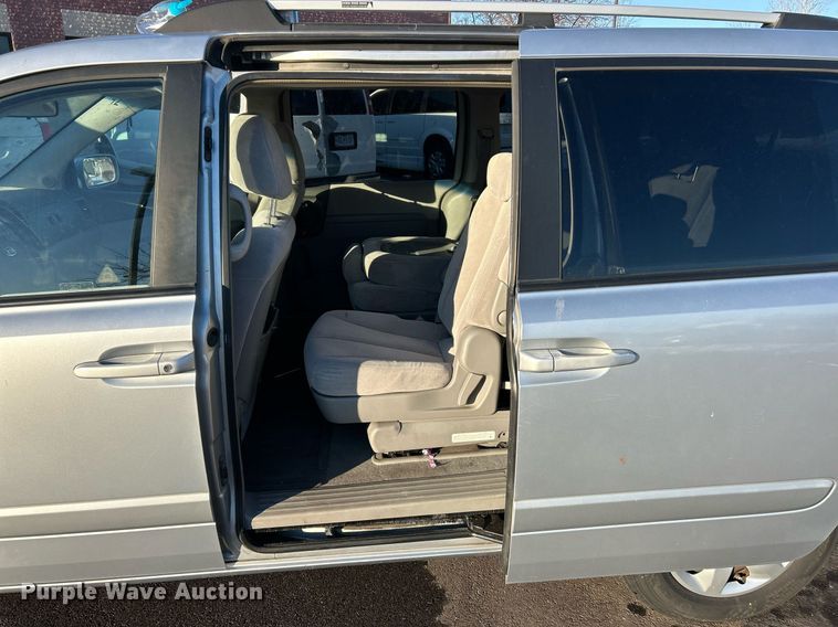 image for item NJ9740 2007 Kia Sedona LX van