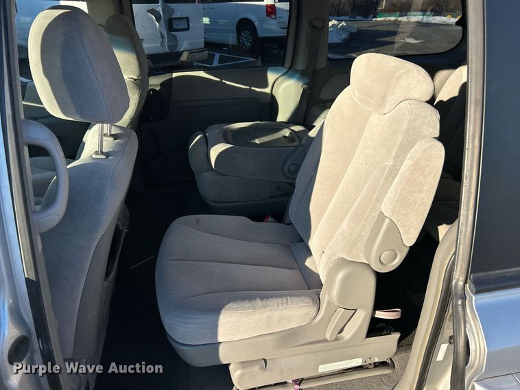 image for item NJ9740 2007 Kia Sedona LX van