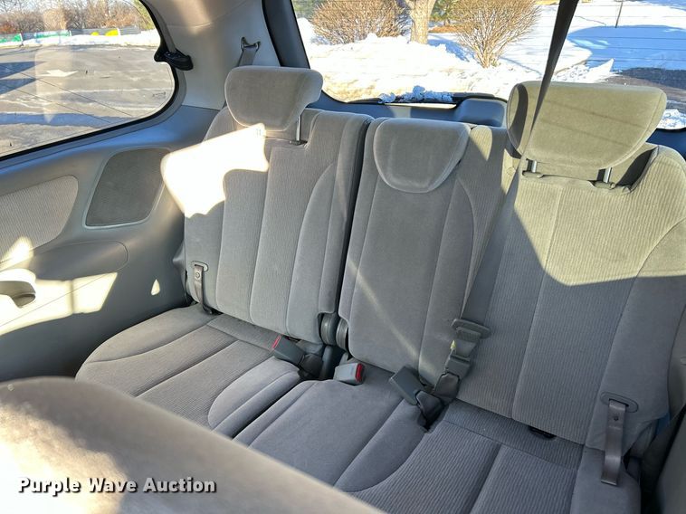 image for item NJ9740 2007 Kia Sedona LX van