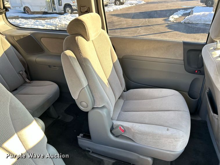 image for item NJ9740 2007 Kia Sedona LX van