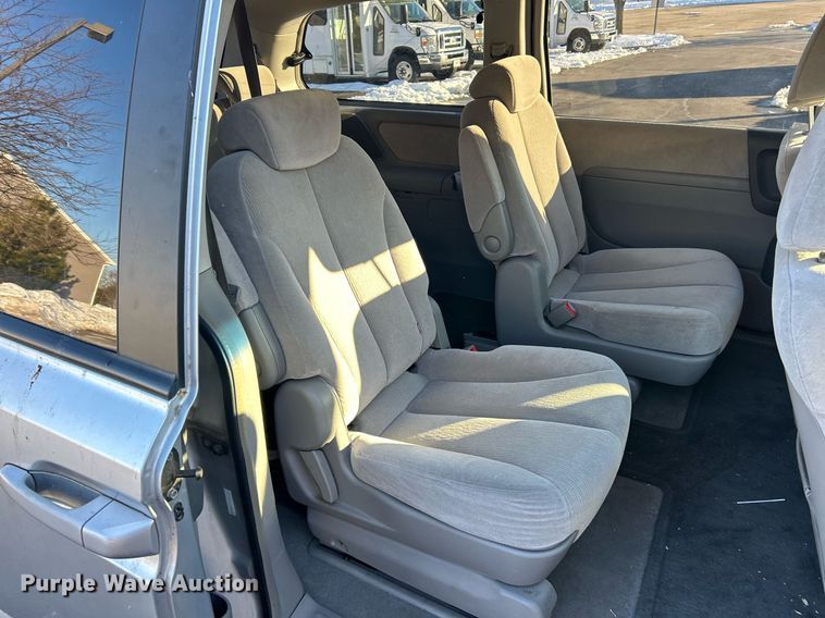 image for item NJ9740 2007 Kia Sedona LX van