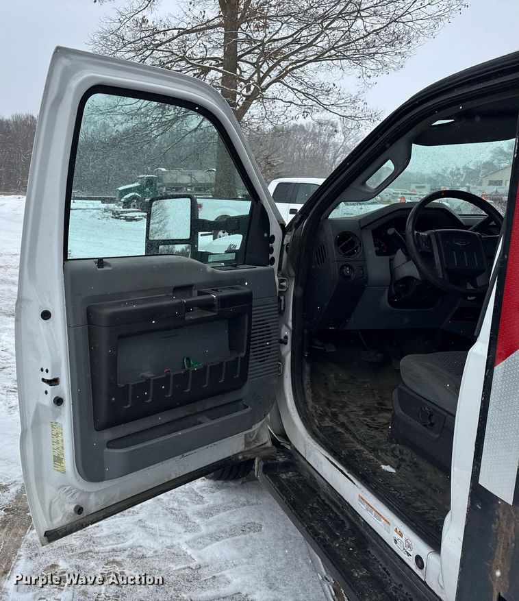 image for item OG9757 2014 Ford  F550 Super Duty XL flatbed truck