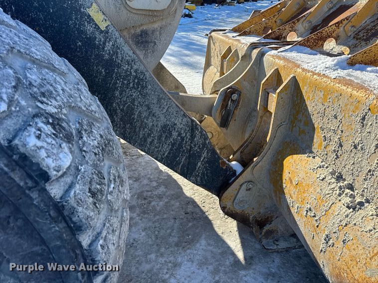 image for item DH9664 2010 John Deere 824K wheel loader