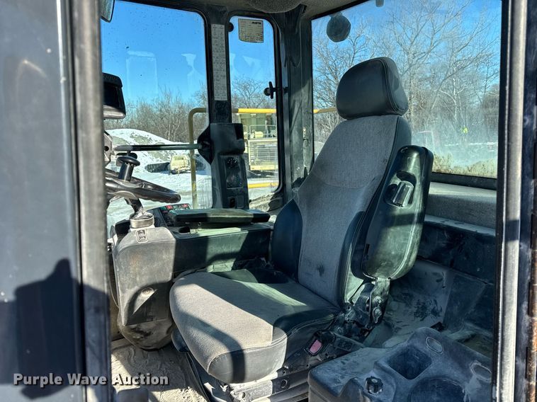 image for item DH9664 2010 John Deere 824K wheel loader