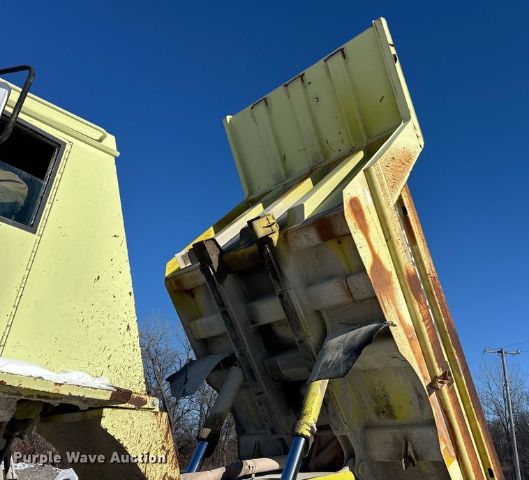 image for item DH9698 1997 Euclid R40 haul truck