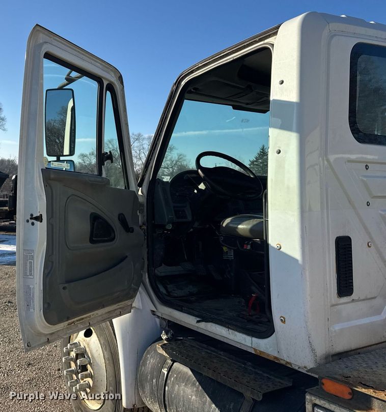 image for item DH9729 2003 International 4400 utility / service truck