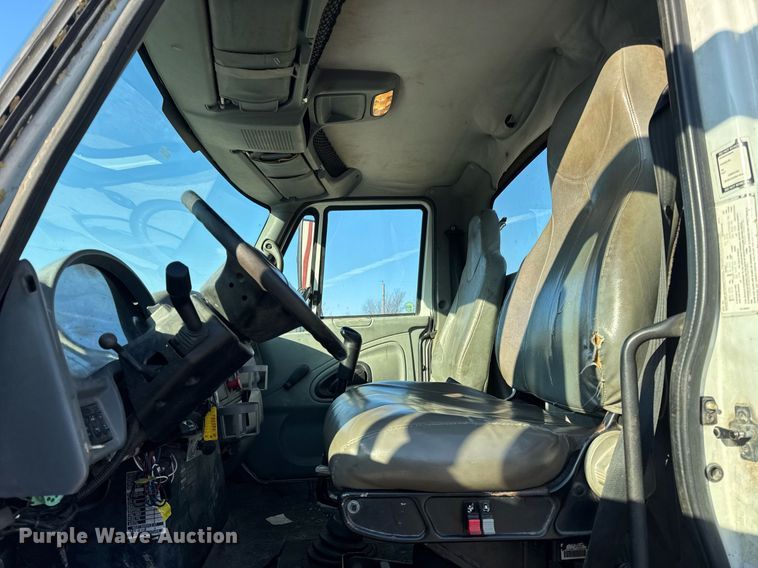 image for item DH9729 2003 International 4400 utility / service truck