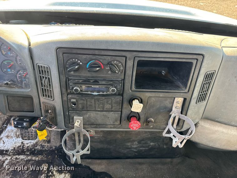 image for item DH9729 2003 International 4400 utility / service truck