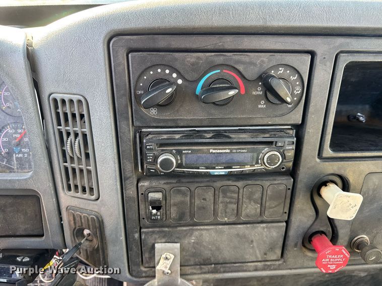 image for item DH9729 2003 International 4400 utility / service truck