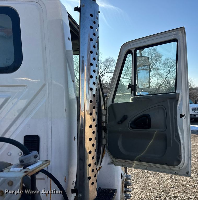 image for item DH9729 2003 International 4400 utility / service truck